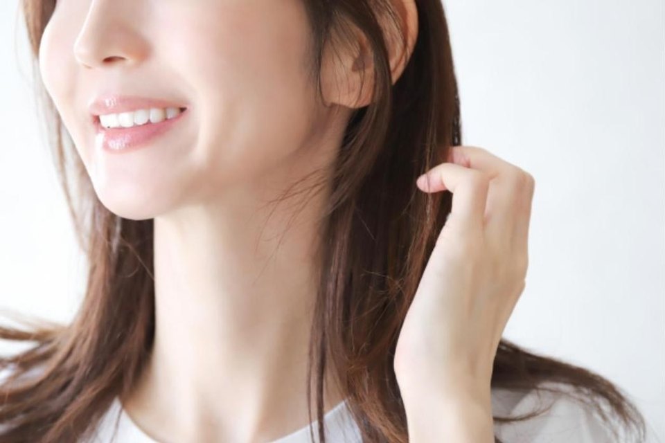 白い歯で笑顔の女性