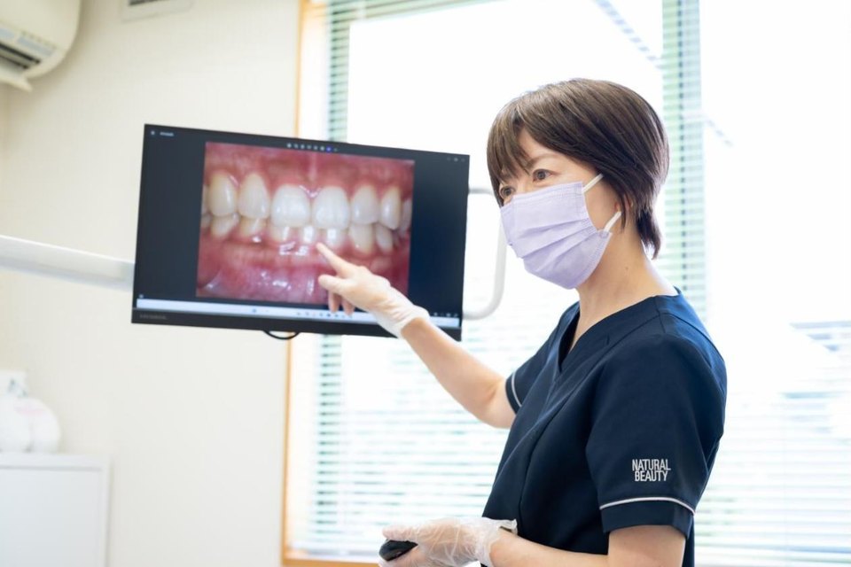 モニターで口腔内写真を説明する様子
