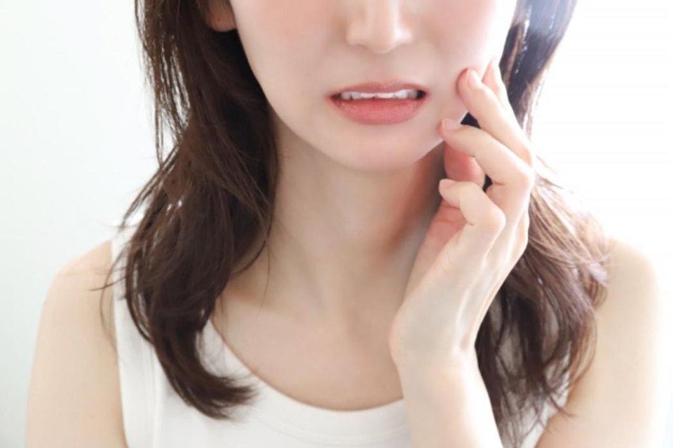 歯の痛みに悩む女性