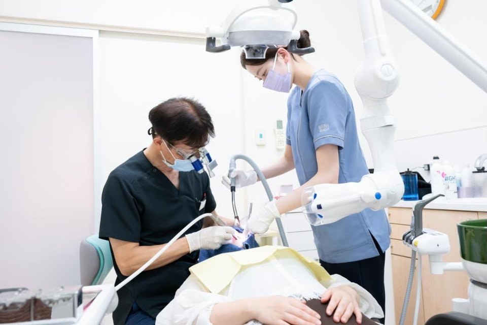 拡大鏡を用いた精密な治療の様子